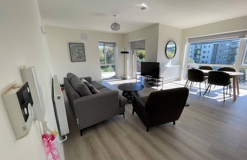 Sandyford Apartamento | Luxury en-suite large king size bedroom by Dublin Sandyford Mountain Views.