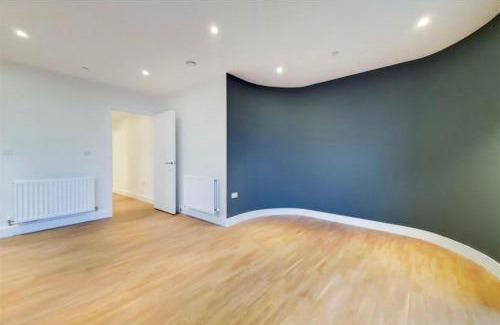 College Park and Old Oak Casa | Luxury Ensuite Room in a 2-Bedroom apartment