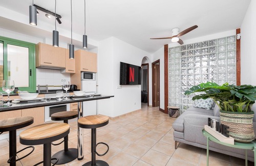 Caleta de Fuste Apartamento | Luxury Apt King Size, 300mb Wifi & Free Coffee Bar