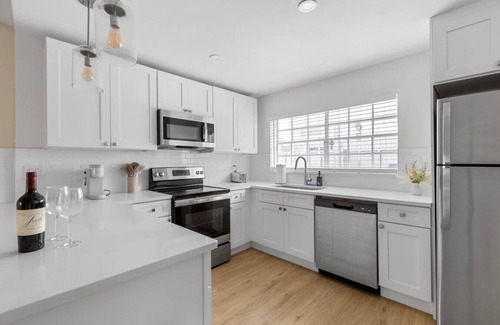 Golfview Apartamento | Luxury escape in Prime Location FREE parking &crib