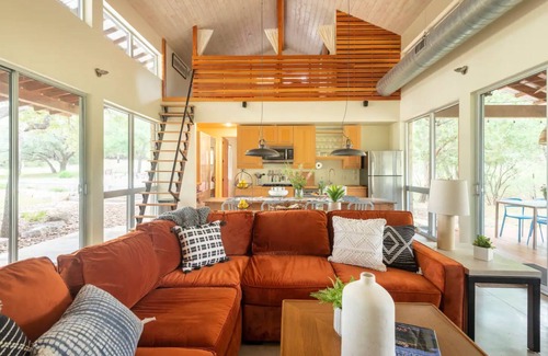 San Marcos Casa | Retiro de lujo en la revista DWELL! Burning Creek Hill Country Retreat w / Pool!