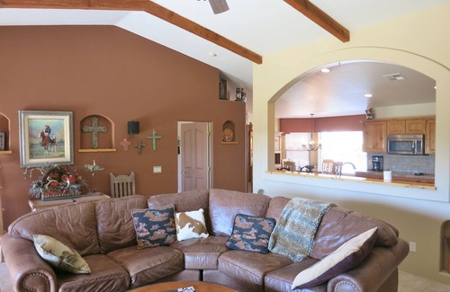 Saddle Ridge West Casa | Casa principal de lujo, paredes de Santa Fe y chimenea Kiva, cerca de la ciudad