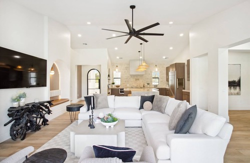 Sunburst Farms East Casa | Luxury Estate on Acre Lot-Pickleball-Pool-Spa-Gym-Theatre-Volleyball-Ping Pong