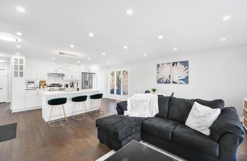 Kitchener Casa | Luxury Estate+Renovated 5 BD+65"