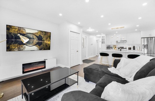 Kitchener Casa | Luxury Estate+Renovated 3 Bedroom+65" TV+WFH+Sleeps 7