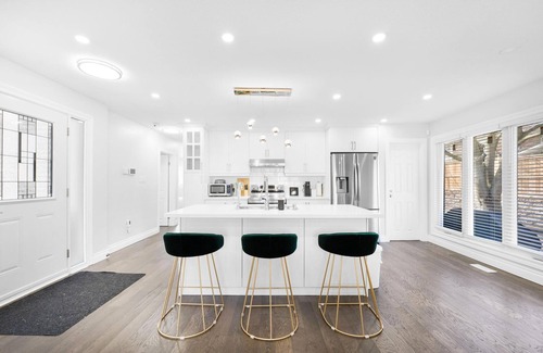 Kitchener Casa | Luxury Estate+Renovated 3 Bedroom+65" TV+WFH+Sleeps 7