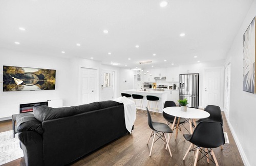 Kitchener Casa | Luxury Estate+Renovated 3 Bedroom+65" TV+WFH+Sleeps 7