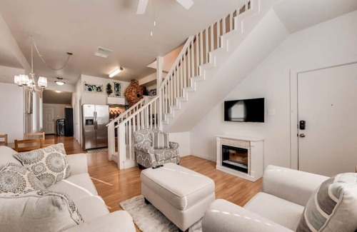 Fort Worth Casa | Luxury Family Friendly Home 6 Queen Beds