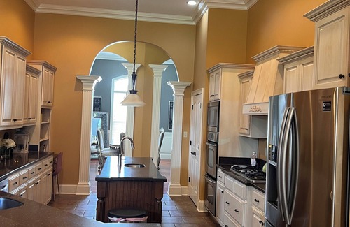 Jackson Casa | Luxury Family Friendly, 3 Br's, 3.5 BA , free parking, backyard with AC, WiFi