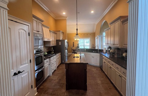 Jackson Casa | Luxury Family Friendly, 3 Br's, 3.5 BA , free parking, backyard with AC, WiFi