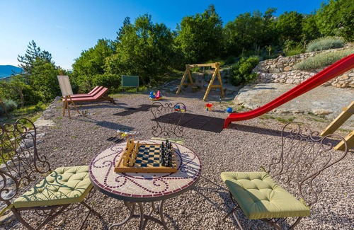 Tribalj Villa | Villa familiar en completa privacidad con piscina climatizada, parque infantil, sauna y conserje