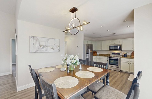 Savannah Casa | Luxury Family Home with in-ground pool, private washer/dryer, WiFi & Patio