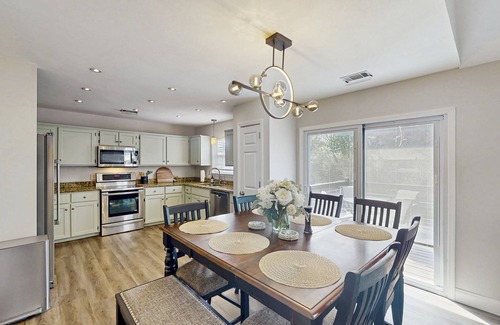 Savannah Casa | Luxury Family Home with in-ground pool, private washer/dryer, WiFi & Patio