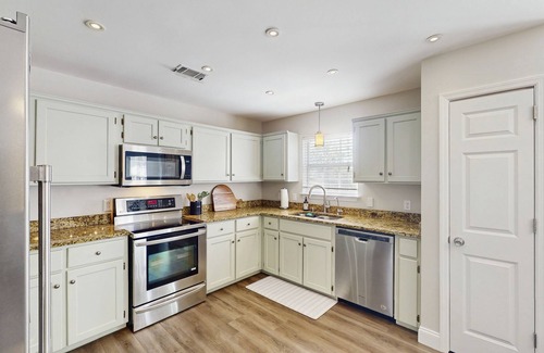 Savannah Casa | Luxury Family Home with in-ground pool, private washer/dryer, WiFi & Patio