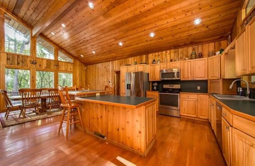 Drasco Casa | Luxury Family Lakefront Home on Greers Ferry Lake & at Tannenbaum Golf Course