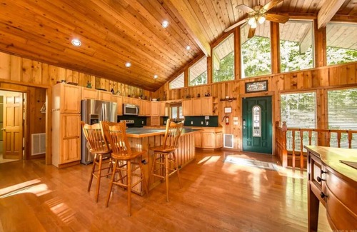 Drasco Casa | Luxury Family Lakefront Home on Greers Ferry Lake & at Tannenbaum Golf Course