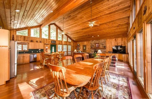 Drasco Casa | Luxury Family Lakefront Home on Greers Ferry Lake & at Tannenbaum Golf Course