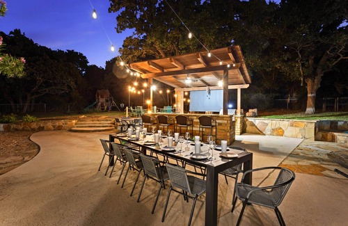 Azle Casa | Luxury Family Oasis: Huge pool, Spa, Firepit, Playground, Outdoor Kitchen, Games