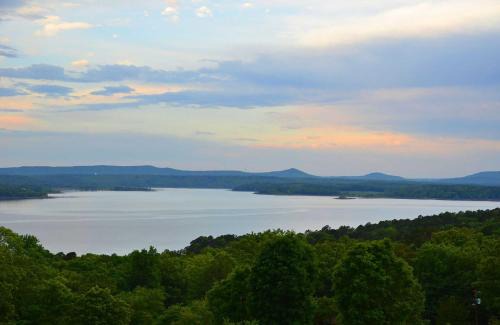 Edgemont Casa | Luxury Family Retreat - Greers Ferry Lake Views!