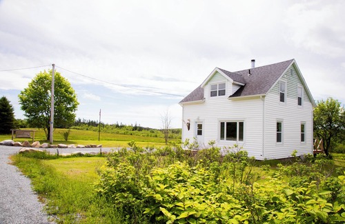 Halifax County Cabaña | Luxury Farmstaycation - The Moose River Cottage at Lindsay Lake Farms