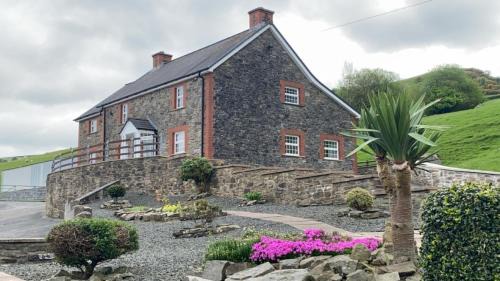 Brecon Casa | Luxury farmhouse Sleeps 8 hottub Brecon Beacons
