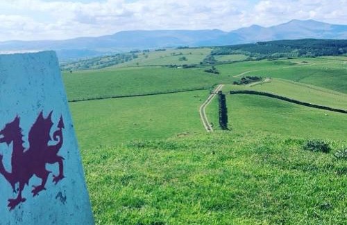 Brecon Casa | Luxury farmhouse Sleeps 8 hottub Brecon Beacons