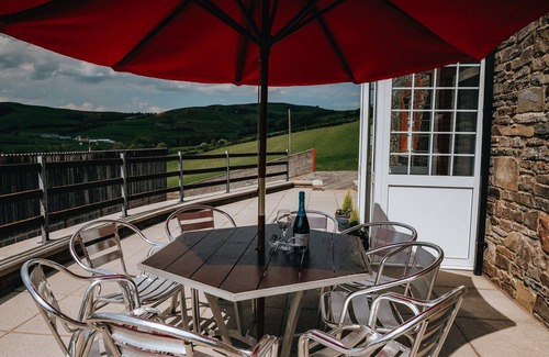 Brecon Casa | Luxury farmhouse Sleeps 8 hottub Brecon Beacons