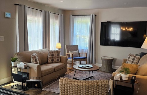 Morpeth Otro | Luxury Farmhouse with Tennis/Basketball court, Home Theater, Outdoor Hottub.
