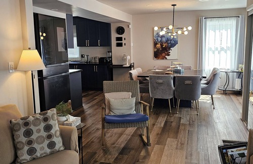 Morpeth Otro | Luxury Farmhouse with Tennis/Basketball court, Home Theater, Outdoor Hottub.