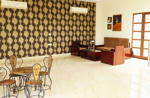 Sanganer Otro | Luxury FilmCity Farmstay - 3 Bedroom with Pool