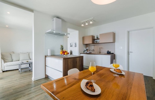 Novi Vinodolski Apartamento | Lujoso apartamento junto al mar con piscina, sauna y gimnasio