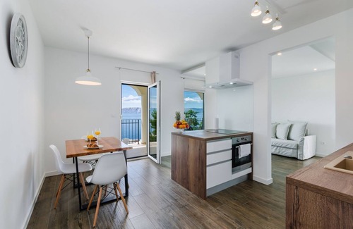 Novi Vinodolski Apartamento | Lujoso apartamento junto al mar con piscina, sauna y gimnasio