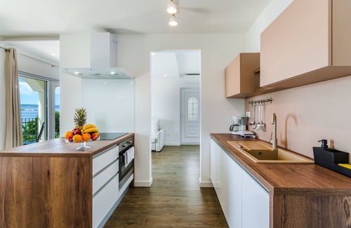 Novi Vinodolski Apartamento | Lujoso apartamento junto al mar con piscina, sauna y gimnasio