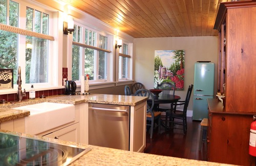 Roberts Creek Casa | Marco de madera del magnífico Sunshine Coast Carriage House