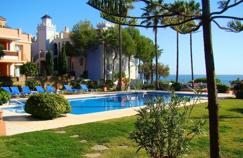 Bahia de Casares Apartamento | planta baja, primera linea de playa, wifi, garage, 4 piscinas