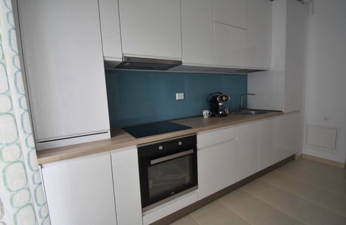 Sector 1 Apartamento | Apartamento amueblado de lujo con jardín y estacionamiento asignado.