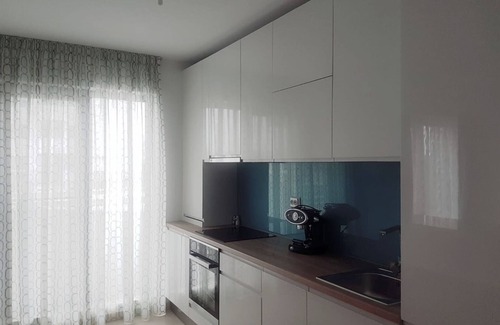 Sector 1 Apartamento | Apartamento amueblado de lujo con jardín y estacionamiento asignado.