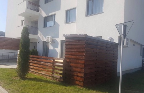 Sector 1 Apartamento | Apartamento amueblado de lujo con jardín y estacionamiento asignado.