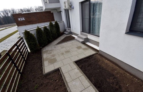 Sector 1 Apartamento | Apartamento amueblado de lujo con jardín y estacionamiento asignado.