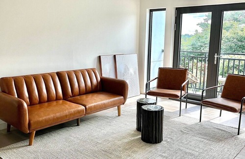Quincy Apartamento | Luxury Furnished Apartment in Heart of Quincy