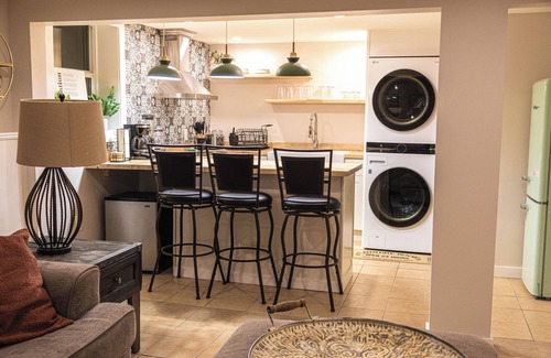 Newburgh Apartamento | Luxury Garden Retreat – Newly Renovated with High-End Upgrades