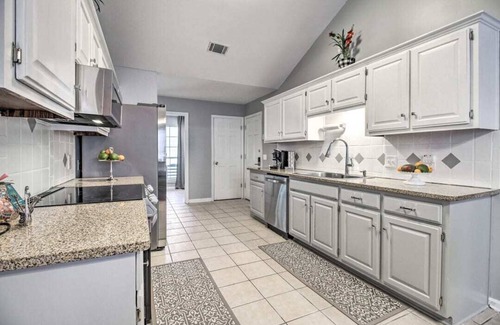 Hinesville Casa | LUXURY GETAWAY, 4 BR, 2.5 BATH, NEAR FT. STEWART