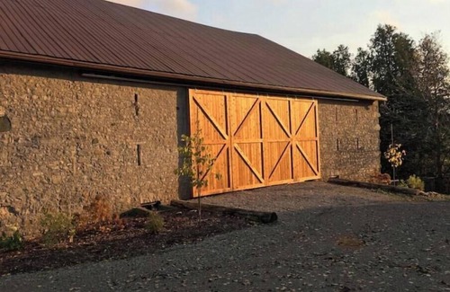 Elora Cabina | Luxury Glamping on Elora Flower Farm - Honeybee