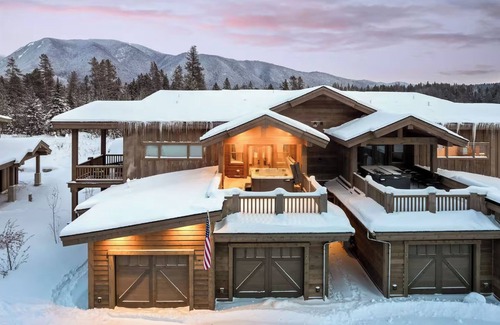 Coram Condominio | Luxury GNP Gem-Sleeps 11-Hot Tub-Scenic Retreat Near Glacier Park- 7 mi to GNP