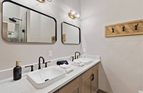 Coram Condominio | Luxury GNP Gem-Sleeps 11-Hot Tub-Scenic Retreat Near Glacier Park- 7 mi to GNP