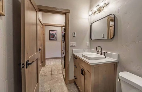 Coram Condominio | Luxury GNP Gem-Sleeps 11-Hot Tub-Scenic Retreat Near Glacier Park- 7 mi to GNP