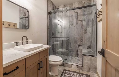 Coram Condominio | Luxury GNP Gem-Sleeps 11-Hot Tub-Scenic Retreat Near Glacier Park- 7 mi to GNP