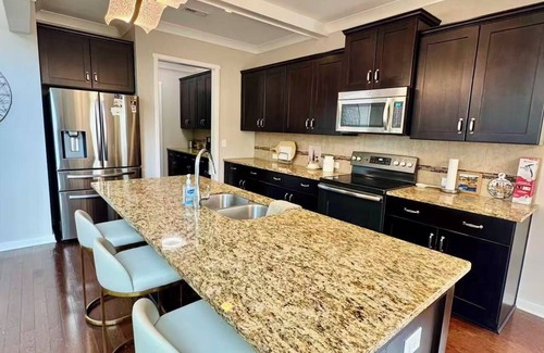 Monroe Casa | Luxury Golf Comm house w Pond, Pool & Tennis