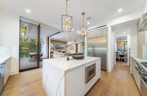 Sherman Oaks Casa | Luxury Green villa! 6bdr w pool and theatre