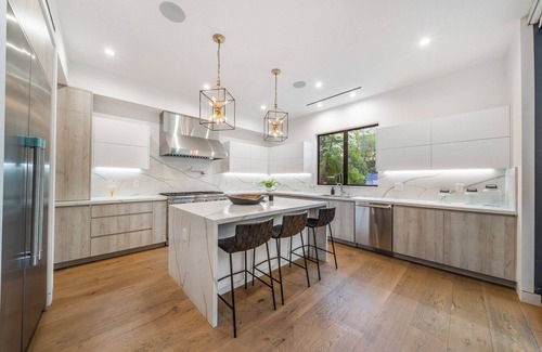 Sherman Oaks Casa | Luxury Green villa! 6bdr w pool and theatre